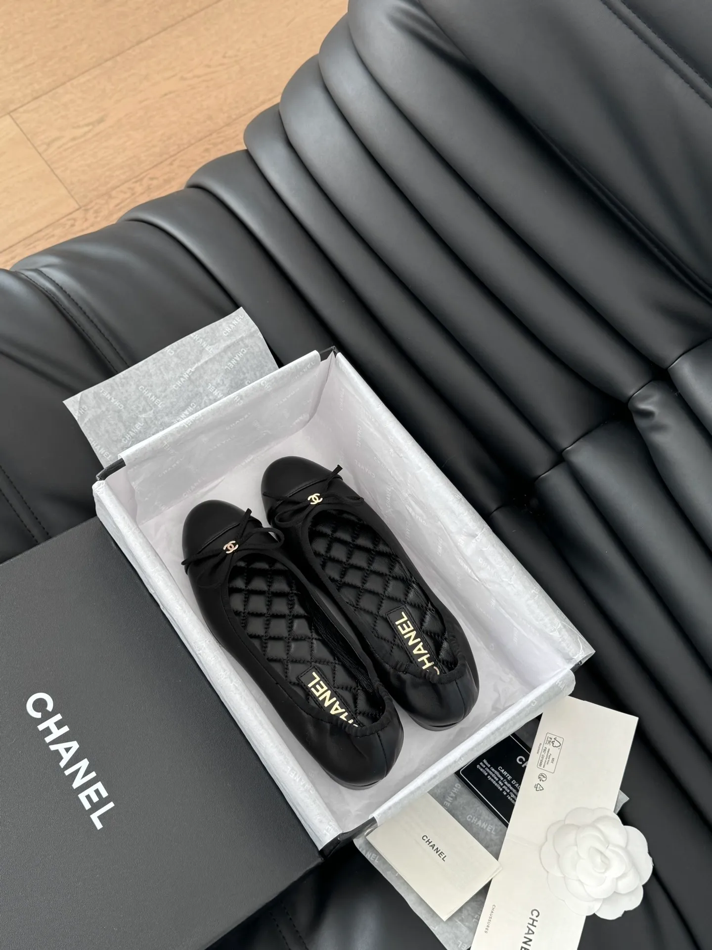 👟👟Ex-factory price 520👟👟 Chanel Xiaoxiang 25C new bow shoe series, original 1:1 replica, a classic among classics. It is perfect whether paired with trousers or skirts. The small round toe design is very good at modifying the foot shape. A must-have for little fairies! The upper is made of imported lambskin, the lining is made of top-grade mixed sheepskin, and the outsole is imported Italian cowhide. Size: 35-39 (40/41/42/43 customized)